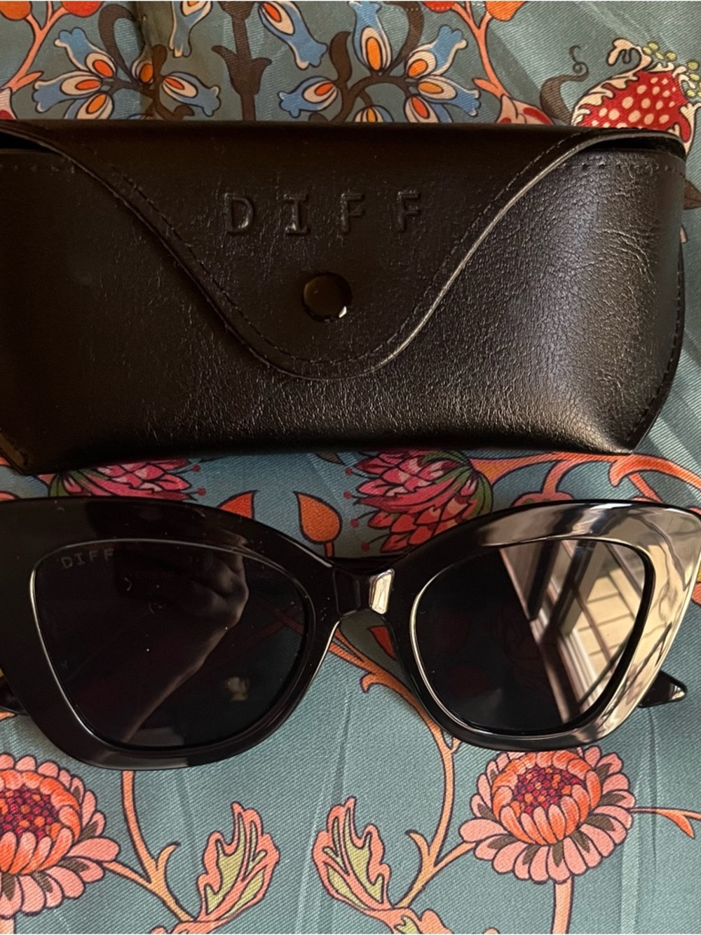Diff Eyewear Black Cat-Eye Sunglasses with Case